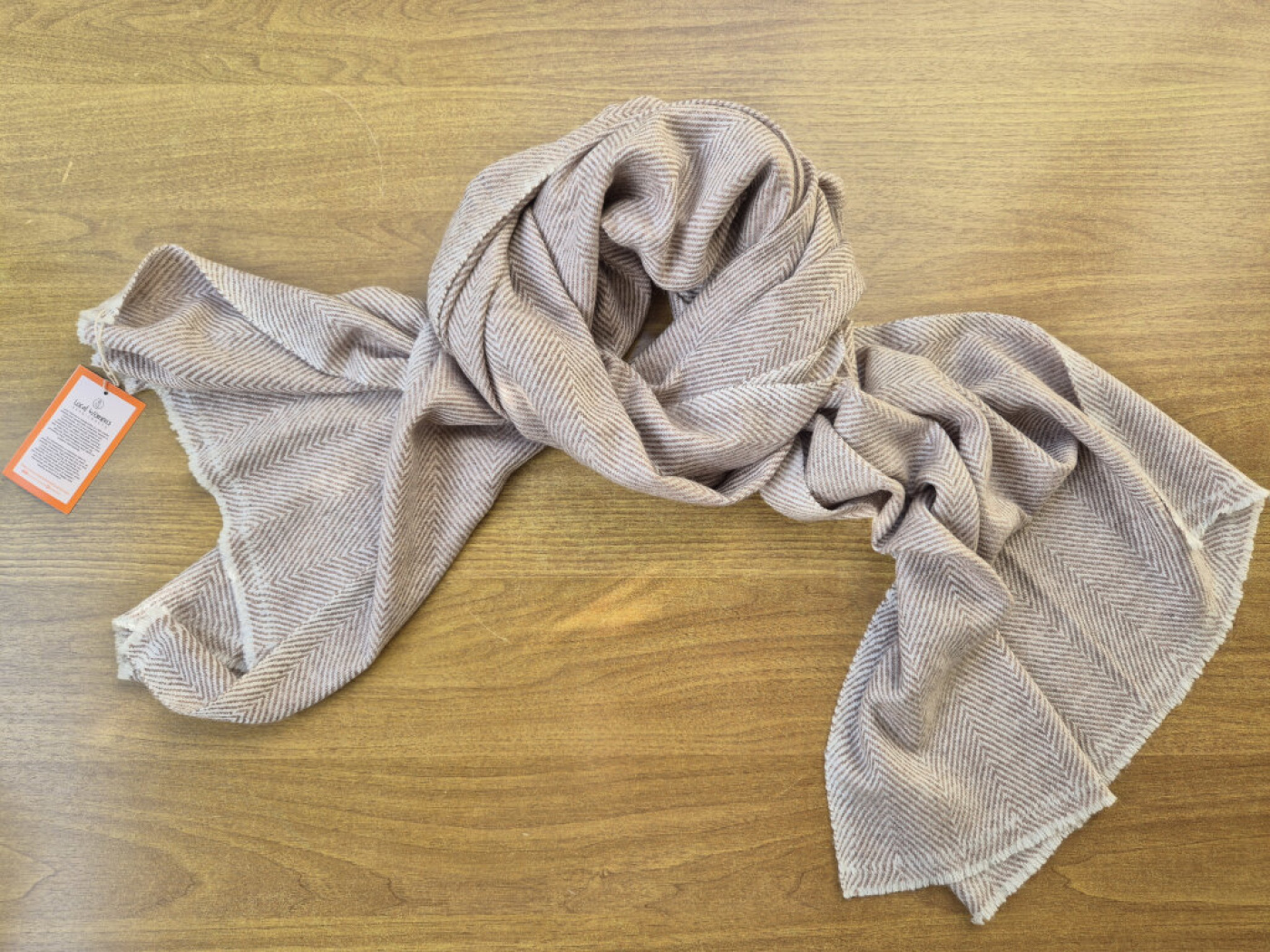 Kaschmir-Schal im klassischen Fischgrät-Design | Helles Kupfer & Creme | handgewebt von LWH | 70×200 cm